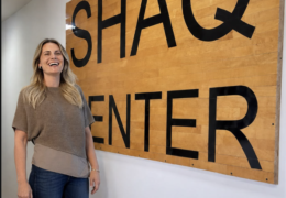 Designer brasileira Andria Tagliari, à frente do trabalho, na antiga residência de Shaquille O'Neal.