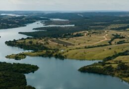 O Lago Corumbá IV, reservatório com 170 km² de espelho d’água a 1h10 de Brasília.