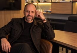 Hugo Belo, CEO e sócio co-fundador da 4Selet, fintech de plataforma de pagamento para produtor digital, na sala executiva do escritório da empresa em Goiânia.