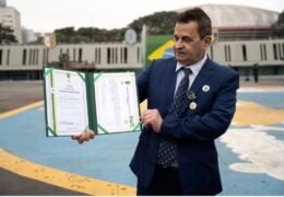Urandir Fernandes de Oliveira recebe a Medalha do Exército Brasileiro