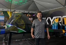 Urandir Fernandes de Oliveira, presidente de Dakila Pesquisas, ao lado do Skyros durante a 86ª Expogrande 2026.