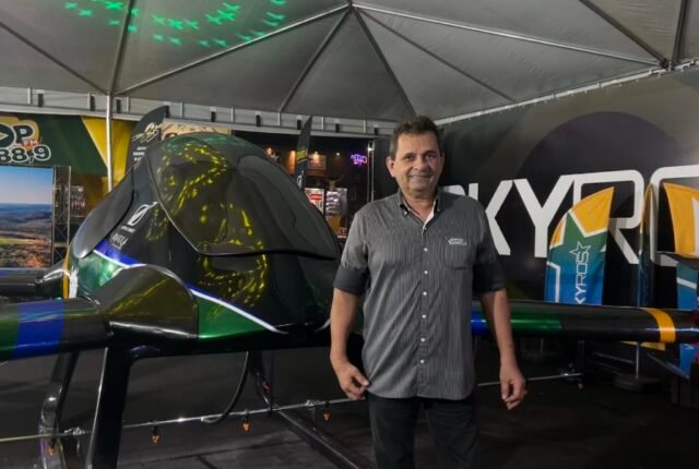 Urandir Fernandes de Oliveira, presidente de Dakila Pesquisas, ao lado do Skyros durante a 86ª Expogrande 2026.