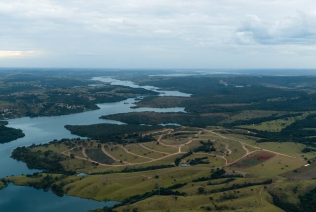 Vias abertas na gleba da Fazenda do Lago, às margens do Corumbá IV: a infraestrutura avança antes da ocupação