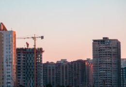 Vista urbana de São Paulo, Brasil, com empreendimentos imobiliários residenciais em construção, edifícios modernos e guindastes ao fundo